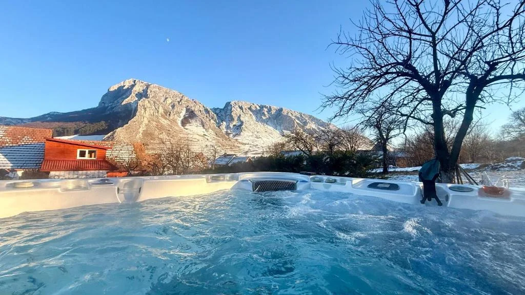 Jacuzzi într-un peisaj de iarnă